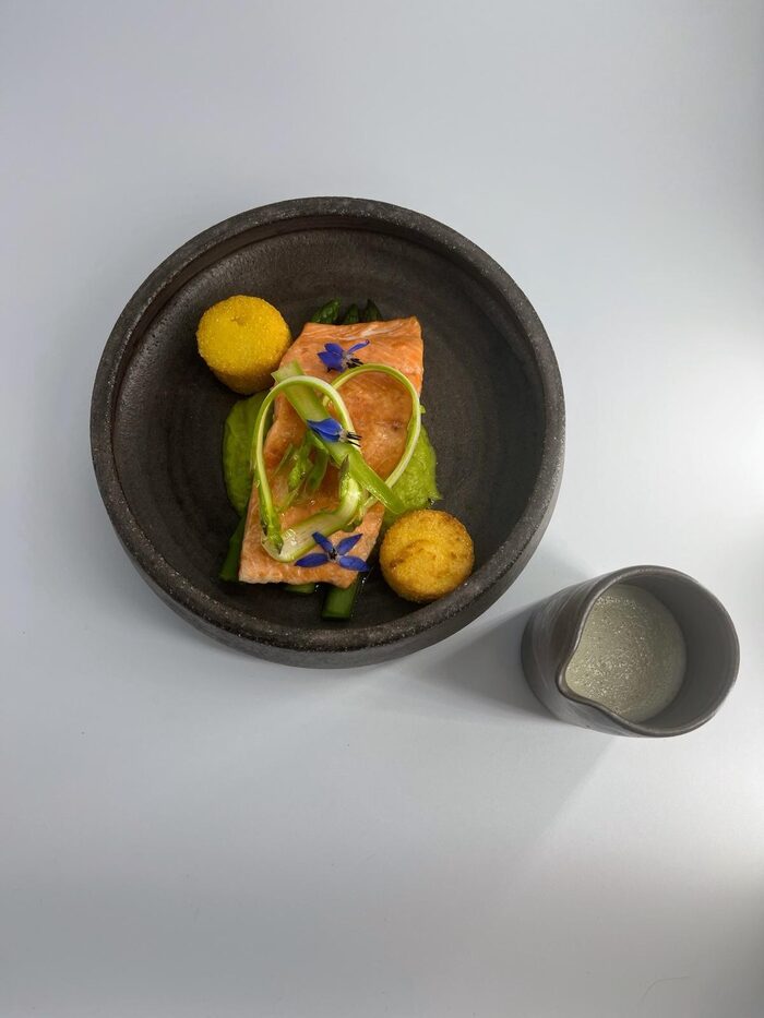 Trout fillet with green asparagus, white wine sauce and crisp polenta