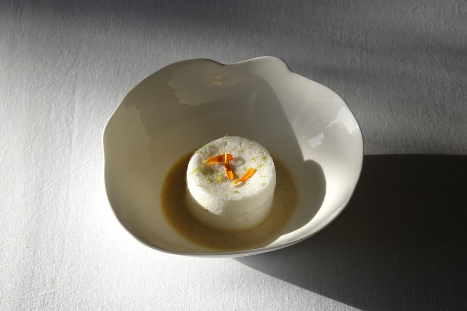 Dessert plated in shaped porcelain