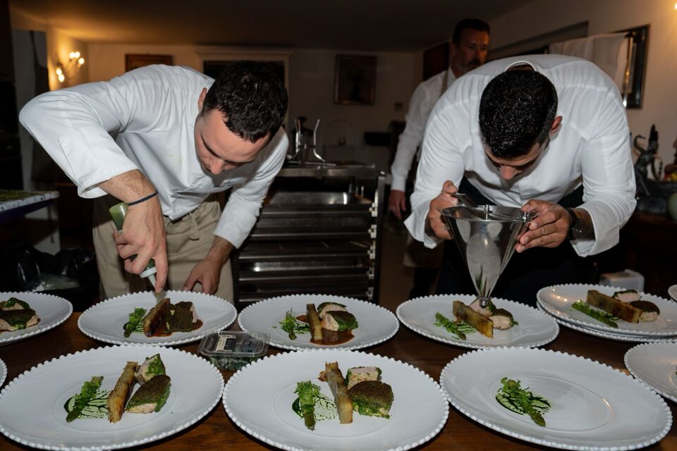 The brigade plating a full service at once